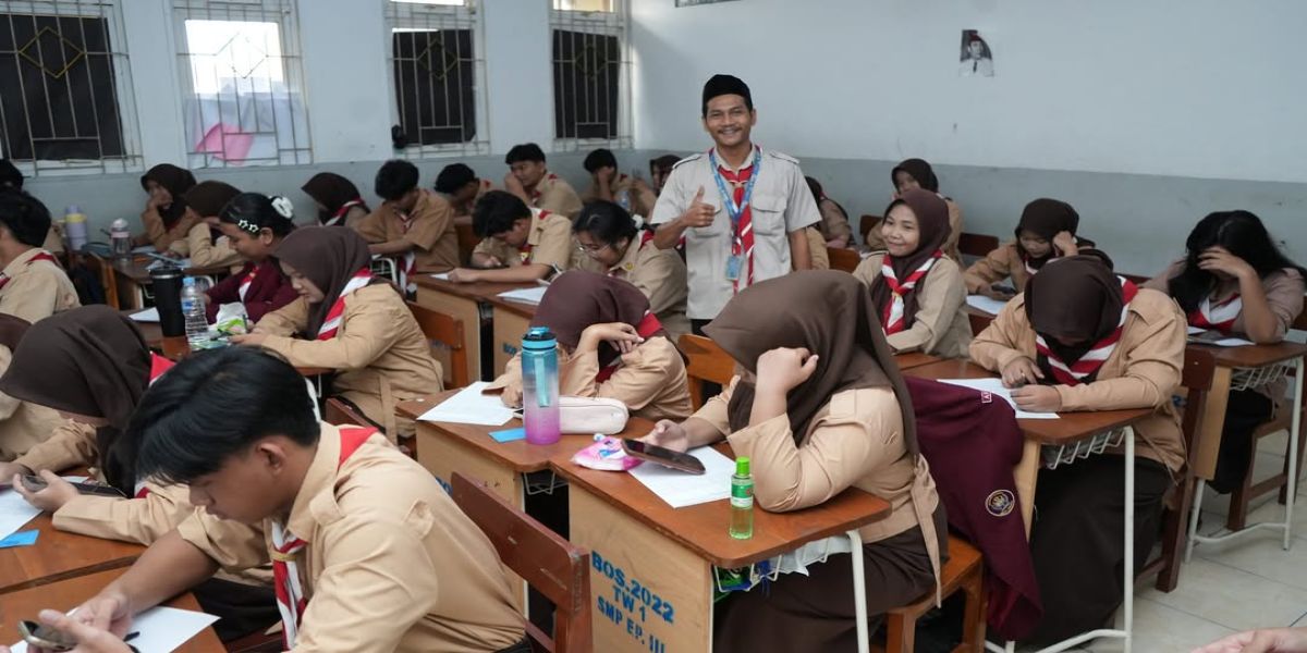 ASAT SEMESTER II HARI KE-4
Memasuki hari ke-4 pelaksanaan Asesmen Sumatif Akhir Tahun (ASAT) Semester II, semangat belajar dan tekad untuk meraih hasil terbaik terus ditunjukkan oleh seluruh peserta didik SMK Era Pembangunan. Dengan penuh tanggung jawab dan kesungguhan, para siswa mengikuti setiap rangkaian ujian sebagai bagian dari proses evaluasi pembelajaran yang telah ditempuh selama satu tahun ajaran.

Setiap hari yang dilalui dalam pelaksanaan ASAT merupakan langkah penting dalam perjalanan menuju keberhasilan. Tidak hanya mengukur kemampuan akademik, ASAT juga menjadi sarana untuk menumbuhkan karakter disiplin, jujur, mandiri, dan percaya diri dalam menghadapi setiap tantangan.

Kami mengapresiasi seluruh siswa yang tetap konsisten menjaga fokus, mematuhi tata tertib, serta menunjukkan semangat yang tinggi dalam mengerjakan setiap mata pelajaran. Tetaplah berusaha dengan maksimal, karena setiap jawaban yang dituliskan hari ini adalah hasil dari perjuangan, pembelajaran, dan pengalaman yang telah dilalui selama ini.

Perjalanan ASAT semakin mendekati akhir, namun semangat tidak boleh berkurang. Jadikan setiap kesempatan sebagai langkah untuk membuktikan kemampuan terbaik yang dimiliki. Teruslah berjuang, tetap optimis, dan yakini bahwa usaha yang dilakukan dengan sungguh-sungguh akan membuahkan hasil yang membanggakan.

???? *"Prestasi besar dimulai dari langkah-langkah kecil yang dilakukan dengan penuh ketekunan dan konsistensi."*

Selamat melanjutkan ASAT Semester II kepada seluruh siswa SMK Era Pembangunan. Tetap semangat, tetap jujur, dan terus berikan yang terbaik hingga akhir pelaksanaan ujian.
