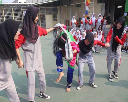 perlombaan  memindahkan, estapet sarung ke timnya