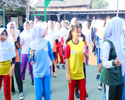 Senam bersama bagi murid baru