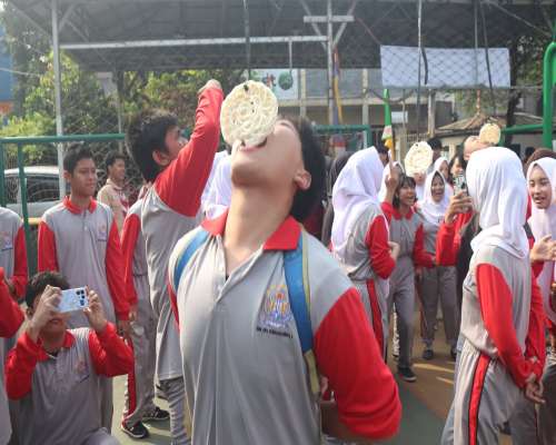 Perlombaan Makan Kerupuk