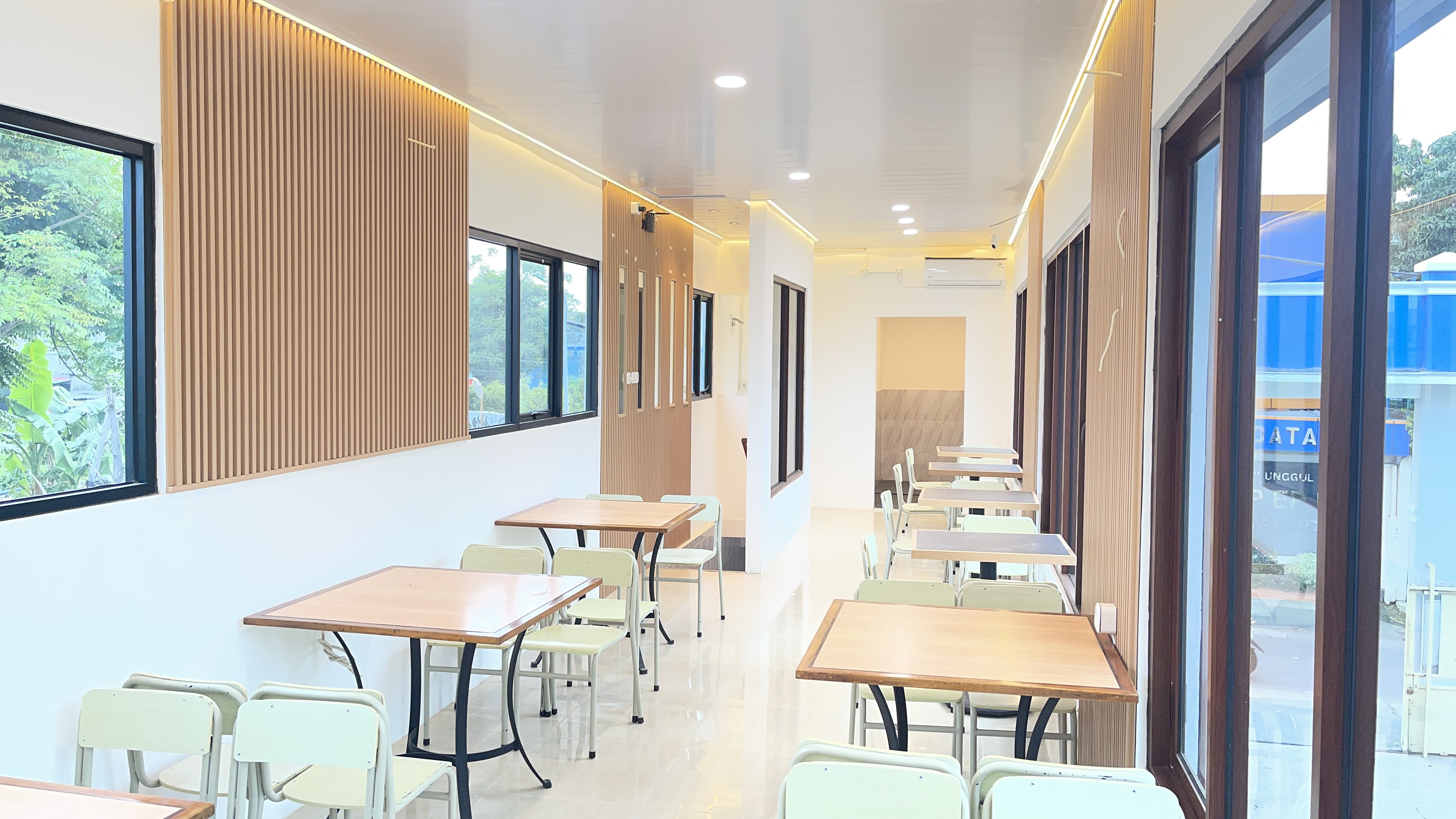 Interior Cafe Modern & Nyaman